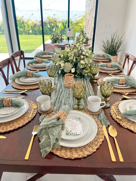 Natural Table Settings Party, Sage Green Fall Table Setting, Thanksgiving Green Table Setting, Table Set Green, Green Glass Table Setting, Green And Beige Table Setting, Dining Table Simple Centerpiece, Christmas Green Table Setting, Sage Green Thanksgiving Table