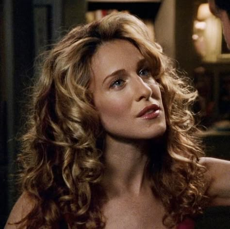 Fashion Aestethic, Carrie Bradshaw Hair, Sara Jessica Parker, Septième Art, Curly Hair Styles Easy, Sarah Jessica, Sarah Jessica Parker, Confident Woman, Carrie Bradshaw