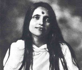 Sri Anandamayi Ma was a Hindu spiritual teacher and guru from Bengal, considered a saint by many and hailed as one of the prominent mystics of the 20th century. During her life, she attracted thousands of followers who saw her not only as a teacher and guru, but as a manifestation of God, or Devi. Anandamayi Ma, Divine Feminine Goddess, Advaita Vedanta, Arte Yoga, Kriya Yoga, Saints Of India, Paramahansa Yogananda, Divine Mother, Spiritual Teachers