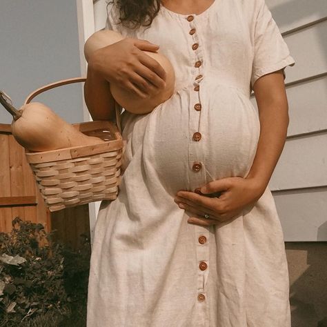 Shai Hodgins on Instagram: “Out here growin’ babies and butternut squash. 🌿👩🏽‍🌾 . . . . ⁣ . . . . . .#31weekspregnant #cottagecore #pregnant #homemaker #pregnancy…” Trad Wife Aesthetic, Pregnant Aesthetic, Pregnancy Aesthetic, Pregnacy Fashion, Pregnancy Timeline, Granola Girl Aesthetic, Preggo Fashion, Sophisticated Fashion, Life Vision