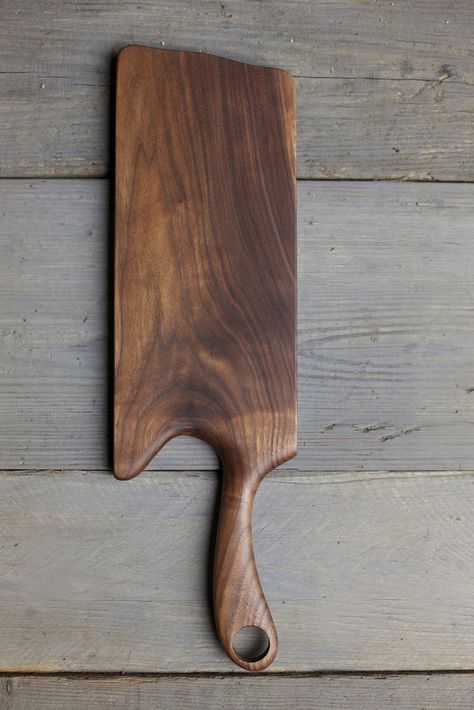 Walnut Chopping Board, Black Walnut Wood Projects, Wooden Chopping Board Ideas, Chopping Board Ideas, Walnut Wood Projects, Serve Board, Charcuterie Board Diy, Chopping Board Design, Wood Chopping Board