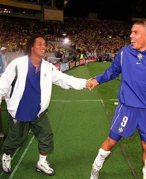 Ronaldo Barcelona, Ronaldo Ronaldinho, Brazil Football Team, 2002 World Cup, Football Players Images, Football Photography, Kobe Bryant Wallpaper, Retro Football Shirts, Football Images