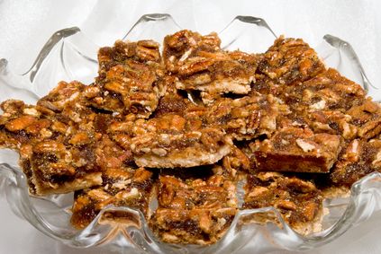 Yummy Pecan Chews | Hillbilly Housewife Bucket Gift Ideas, Hillbilly Recipes, Paleo Pecan Pie, Cookie Delight, Pretzel Roll, Streusel Bars, Pecan Bars, Shortbread Bars, Man Bars