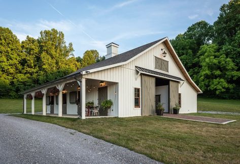 Horse Stable Outside, Horse Stable Layout Ideas, Stables Design Floor Plans, Outdoor Stables Horse, Horse Stable Organization, L Shaped Stables, Horse Stable House, Small Horse Ranch House, Horse Stables Design Exterior