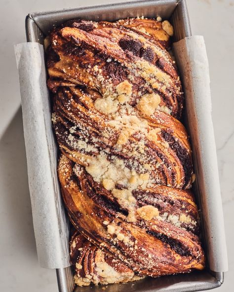 Impressive Baking Recipes, Loaf Pan Recipes, Babka Recipes, Chocolate Babka Recipe, Cinnamon Babka, Babka Bread, Babka Recipe, Chocolate Babka, Famous Chocolate