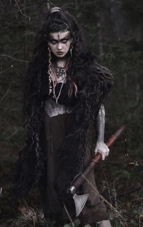 Vikings Halloween, Viking Party, Viking Aesthetic, Haunted Hayride, Strega Fashion, Fair Outfits, Goth Subculture, Norse Pagan, Viking Woman