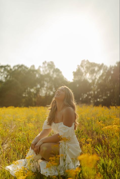 Boho Senior Photos, Chair Pictures Photo Shoot, Individual Photoshoot Ideas, Photoshoot Ideas Western, Boho Senior Pictures, Pretty Senior Pictures, Senior Casuals, Individual Poses, Poses Tips