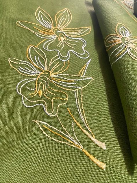 Hand Embroidery On Tshirt, Embroidery On Tshirt, Machine Embroidery Designs For Suits, Basic Hand Embroidery Stitches, Embroidery Stitches Beginner, Simple Hand Embroidery Patterns, Flower Machine Embroidery Designs, Diy Embroidery Designs, Hand Embroidery Patterns Flowers