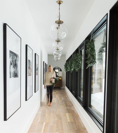 Hallway with large scale art Vstupná Hala, Design Online Shop, Corridor Design, Hallway Inspiration, 아파트 인테리어, Small Hallways, Style At Home, Hallway Decorating, Design Case