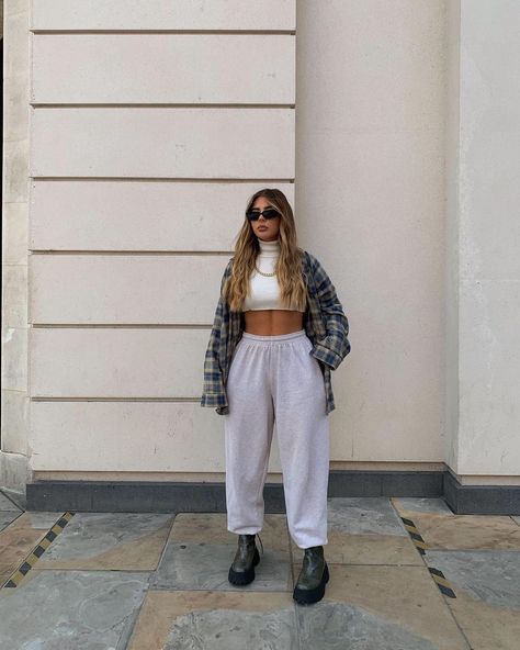 Styling Turtlenecks, Ellie Beatrice Joslin, Friday Mood, Turtleneck Outfit, Joggers Track Pants, Lazy Outfits, Checkered Shirt, Sweat Pants, Fall Fashion Trends