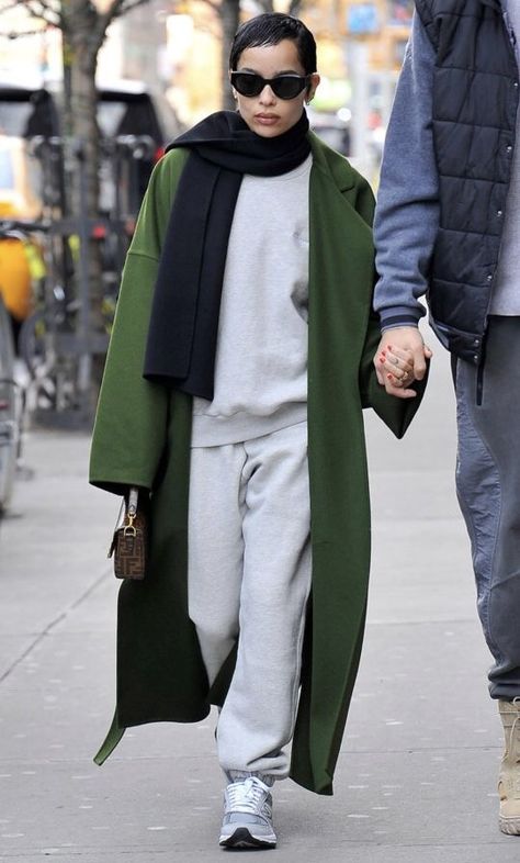 Zoë Kravitz • Loewe - Oversized green wool coat Wool Coat Outfit, Zoe Kravitz Style, Green Wool Coat, Zoë Kravitz, 2023 Outfits, Look Short, Zoe Kravitz, Elegante Casual, Jane Birkin