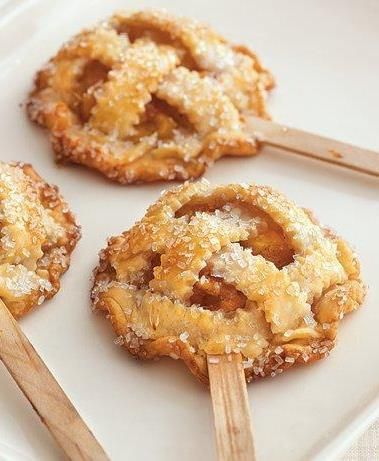 Who says pie can’t be portable? These mini-peach pies, made with flaky Pillsbury pie crusts, are a great way to eat dessert on the go. Try them for your next picnic or summer gathering! Cupcake Receptek, Desserts Mini, Apple Pie Cupcakes, Pie Pops, Mini Apple Pies, Apple Pies, Peach Pie, Mini Pies, Mini Apple