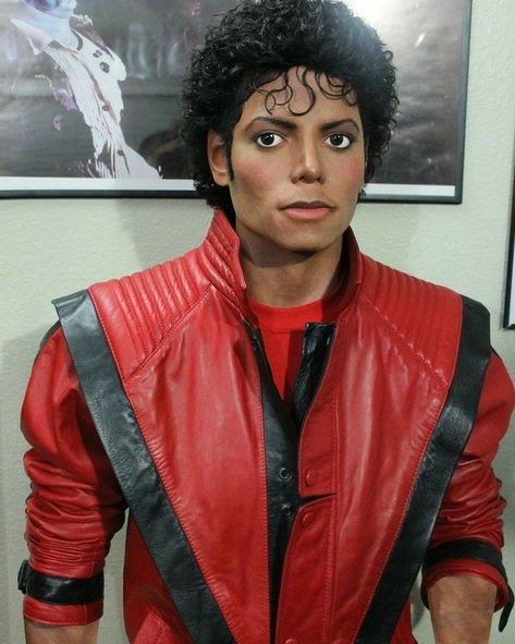 i want to put wax figures in my mud room when you first walk in😍😍😍😤my doorbell will ring HeE hEe😳😍😤🥵🤮😙😗😭😗😭😆 Michael Jackson Doll, Wax Figures, Photos Of Michael Jackson, Michael Jackson Art, Michael Jackson Thriller, Wax Museum, King Of Pop, Madame Tussauds, Jackson Family