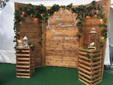 Wedding arch idea Rustic Quinceanera, Wedding Setup, Photo Booth Backdrop Wedding, Rustic Wedding Backdrops, Events Planner, Wooden Backdrops, Rustic Wedding Photos, Rustic Backdrop, Quinceanera Decorations