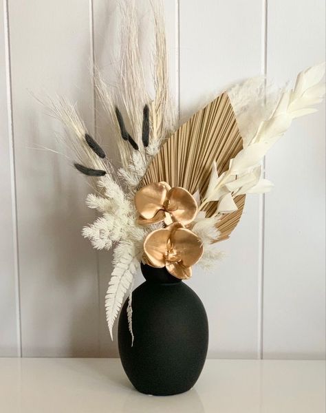 Black Gold Floral Arrangement, Black White Gold Vase, Boho Arrangements Decor, Black Gold Flower Arrangement, Modern Boho Floral Arrangement, Pampas Arrangement Vase, White Gold Flower Arrangement, Black And Gold Floral Arrangements, Black White Floral Arrangements