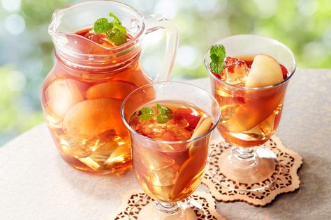 Iced Apple Tea - New York Apple Association Apple Iced Tea, Apple Benefits, Apple Tea, Herbal Drinks, Tea Benefits, Lemon Tea, Ice Tea, Colorful Fruit, Best Fruits