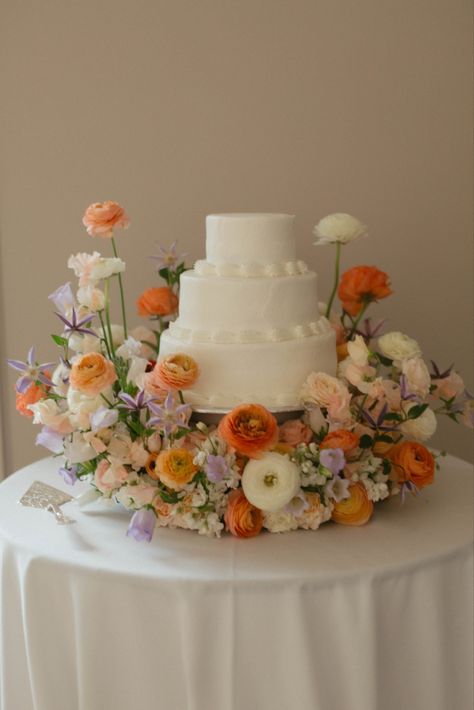 Wild Flower Cake Wedding, Wedding Cake Wild Flowers, Wedding Flower Pots Outdoor, Wedding Cake Surrounded By Flowers, Floral Cake Wedding, Wedding Cake With Flowers Around Base, Pastel Flower Wedding Cake, Flowers Around Wedding Cake, Simple Colorful Wedding Cake