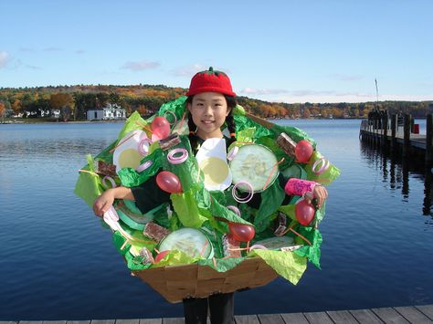 This girl who must really love vegetables. | 23 Kids Who Are Totally Nailing This Halloween Thing Nutrition Month Costume, Vegetable Costumes, Halloween Costumes To Make, Food Costumes, Nutrition Month, Homemade Halloween Costumes, Halloween Costume Contest, Homemade Halloween, Costume Contest