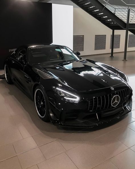 ᴍʀ.ʙᴇɴᴢ ᴛᴇᴀᴍ on Instagram: “AMG PERFECTION. This AMG GTR Pro is one of my favorite AMG‘s of 2019! Full black exterior without the stripe, full Carbon package and…” Mercedes Sport, Mercedes Auto, Black Mercedes, Mercedes Amg Gt R, Tmax Yamaha, Black Mercedes Benz, مرسيدس بنز, Dream Cars Mercedes, Lux Cars