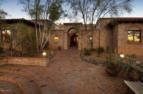 Mexican brick homes Mexican Courtyard, Tucson Style, Brick Ranch Houses, Adobe Homes, Adobe Home, Flat Roof House, Mexico House, Brick Garden, Brick Ranch