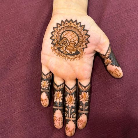 Teej - karvachauth bookings 2024 available #nashikmehendiartist #nasikmehendiartist #nashikmehndiartist #nashikmakeupartist #makeupartistinnashik #mehendiartistinnashik #nashikphotographers #bridalmehendi #nashikhennaartist #nashik #punemehendiartist #instadaily #mehendidesign #desginer Karwa Chauth Mehendi Arabic, Simple Karvachauth Mehndi, Karvachauth Mehendi Designs, Karvachoth Mehndi, Karvachauth Mehndi, Karva Chauth Mehndi Designs, Peacock Mehndi, Peacock Mehndi Designs, Palm Mehndi