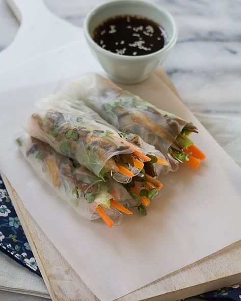 Mushroom Spring Rolls, Oyster Mushroom Recipe, Mushroom Dish, Vegan Wraps, Spring Roll Recipe, Flavorful Vegetables, Oyster Mushroom, Delicious Appetizer Recipes, Spring Roll