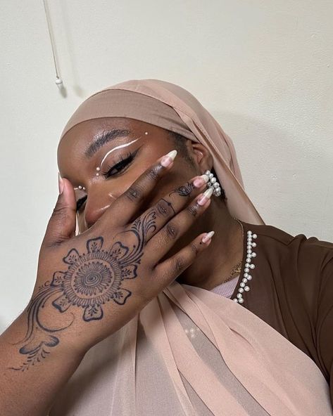 CLIENT APPRECIATION POST 😍😍😍 comment to tell her how gorgeous she is and how great her henna looks!! #barakatfreestyle Thank you for these gorgeous photos @theoriginalweirdone . . . . . #hennatattoo #eidhenna #freestylehenna #barakatfreestyles #hennadesign #jaguahenna #blackhenna #londonhenna #southlondonhenna #hennalondon #hennalookbook Henna Black Women, Tattoo Black Women, Minimal Henna, Henna Black, Jagua Henna, Eid Henna, Black Henna, Client Appreciation, Tattoo Black