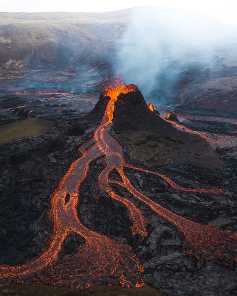 Volcano Pictures, Volcano Photos, Iceland Volcano, Iceland Island, March 19, Fantasy Landscape, Planet Earth, Natural Disasters, Fantasy World