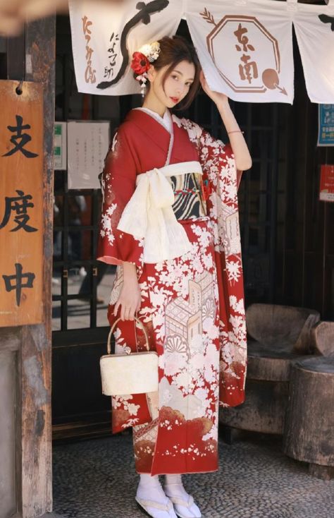 Red Yukata, Kimono Kyoto, Pose Mannequin, Woman In Kimono, Yukata Women, Japan Dress, Kimono Traditional, Japanese Traditional Clothes, Fall Photo Shoot Outfits