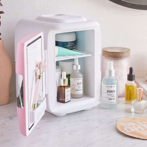 Este refrigerador es perfecto para almacenar tus productos del cuidado de la piel, y de esta forma a la hora de utilizarlos te aydara a minimizar los poros y disminuir la hinchazón del rostro ¿Ya tienes la tuya?  #makeup #skincare #maquillaje #beauty #Little #belleza Skin Care Fridge, Coffee Facial, Coffee Mask, Mini Refrigerator, Homemade Lotion, Luscious Hair, Home Remedies For Hair, Skin Complexion, Mini Fridge