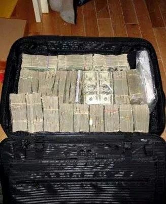 A suitcase full of money.....oh, yeah ! Stacks Of Money, I Am A Money Magnet, Jackpot Winners, Mo Money, Fake Money, Money Stacks, Gold Money, Money On My Mind, Money Magnet