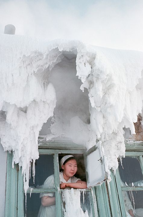 Oymyakon: How do you survive in the coldest place on Earth? - Russia Beyond Coldest Place On Earth, Frozen Snow, Siberia Russia, Ice Hotel, Russia Travel, Looking Out The Window, Snow And Ice, Soviet Union, Baby Cold