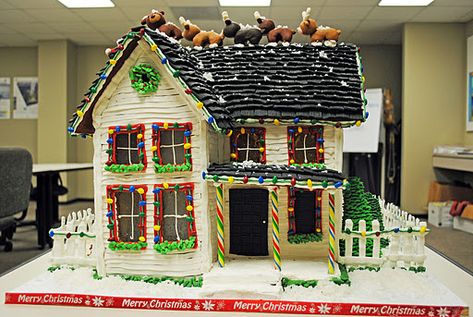 Gingerbread House Pictures, Diy Gingerbread House, Homemade Gingerbread House, Gingerbread House Ideas, Ginger Bread House Diy, Cool Gingerbread Houses, Gingerbread House Recipe, Diy Gingerbread, Leftover Halloween Candy