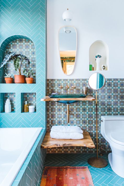 30 Inspiring Colorful Bathrooms — THE NORDROOM Moroccan Bathroom, Bathroom Decor Colors, Bad Inspiration, Room Tiles, Bathroom Trends, Trendy Bathroom, Island Getaway, Blue Bathroom, Bathroom Colors