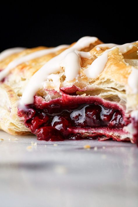 Easy Berry Turnovers - Wife Mama Foodie Berry Turnovers, Berry Pancakes, Turnover Recipes, Mini Pastries, Italian Bakery, Fruit Filling, Puff Pastry Recipes, Strawberry Cakes, Vegan Chocolate Chip