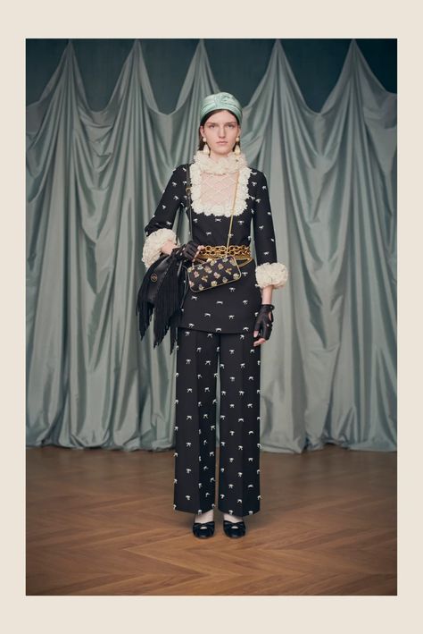 First Look at Alessandro Michele’s Debut Collection for Valentino [PHOTOS] Valentino Resort, Valentino Collection, Eccentric Style, Alessandro Michele, Mens Accessories Fashion, Milan Fashion, Business Fashion, Milan Fashion Week, First Look