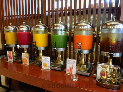 Juice Bar Interior, Orange Carrot Juice, Juice Cafe, Juice Bar Design, Juice Dispenser, Fresh Juices, Smoothie Bar, Fruit Shop, Carrot Juice