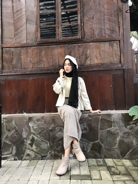 Yearbook Vintage Outfit Hijab, Vintage Outfits Hijab Year Book, Ootd Retro 90s Hijab, Retro Outfits Hijab, Outfit 90s Style Hijab, Vintage Outfit Hijab, Ootd Vintage Hijab, Outfit Vintage Hijab, Yearbook Outfit Ideas