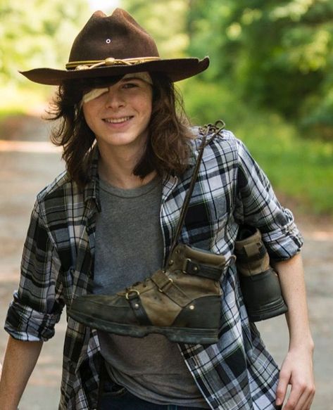 Carl Grimes Smiling, Carl Grimes X Y/n, Twd Carl Grimes, Carl Walking Dead, Carl E Enid, Carl Twd, Carl The Walking Dead, Friends Shoes, Chandler Riggs