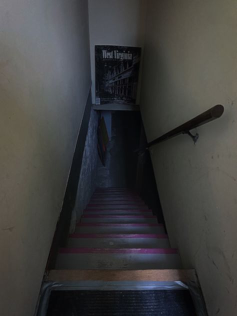 Dreamcore Weirdcore Creepy, Basement Staircase, Creepy Backgrounds, Weirdcore Aesthetic, Graffiti Tattoo, Crazy House, Scary Creepy, Basement Stairs, Creepy Art