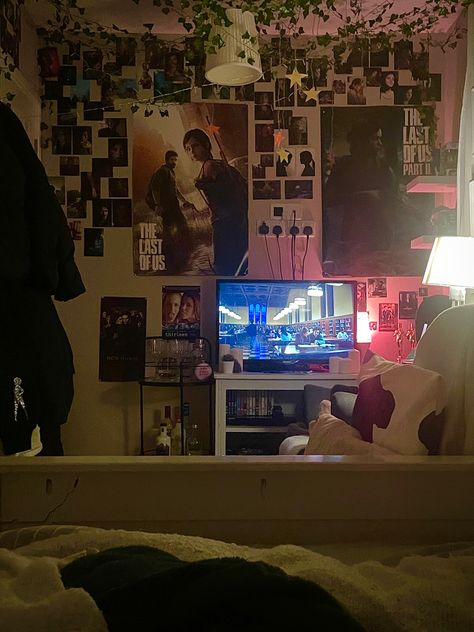 Last Of Us Room Decor, Tlou Inspired Room, The Last Of Us Themed Room, Ellie Williams Room, Tlou Room Decor, The Last Of Us Room Ideas, The Last Of Us Bedroom, The Last Of Us Room Decor, Movie Bedroom Aesthetic