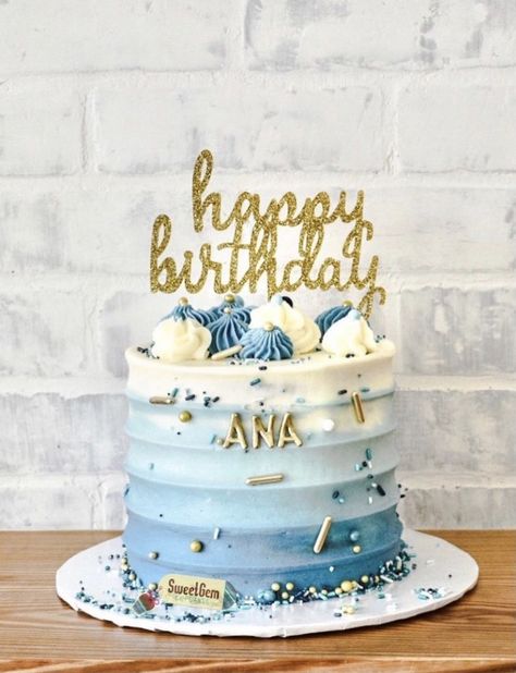 Ombré cake Blue Aesthetic Cake Designs, Ombré Blue Cake, Cake Blue Aesthetic, Pastel Blue Cake Aesthetic, Blue Ombre Cake Birthdays, Birthday Cake Aesthetic Blue, Blue Ombre Birthday Cake, Blue Cake Aesthetic, Ombre Blue Cake