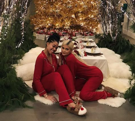 Kylie and Jordyn Kylie Christmas, Kendall Jenner Style Casual, Kylie Jenner Body, Kardashian Christmas, Christmas Pajama Party, Estilo Kylie Jenner, Christmas Pj, Merry Christmas Eve, Kylie Jenner Outfits