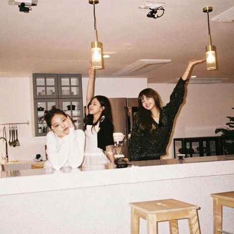 Blackpink House, Lisa Rosé, Jennie Lisa, Blackpink Photos, Blackpink In Your Area, Lalisa Manoban, Blackpink Lisa, Best Couple, Blackpink Jennie