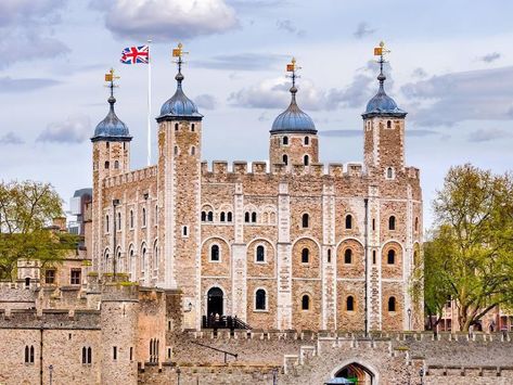 Tower of London London Tower, Tower Of London Drawing, The Tower Of London, Famous Towers In The World, London Tower Of London, London Clock Tower Sketch, London Drawing, Famous London Landmarks, Chelsea London