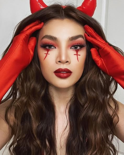 Makeup Looks Scary, Woman Halloween Makeup, Devil Makeup Ideas, Halloween Makeup Aesthetic, Devil Makeup Halloween, Makeup Looks Halloween, Aesthetic Makeup Looks, Aesthetic Halloween Costumes, Best Halloween Makeup