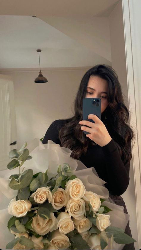 Iphone Mirror Selfie, Flowers Mirror, Photo Bouquet, Flowers Instagram, Mirror Photo, Pinterest Girls, Film Photography, Flowers Bouquet, Selfies