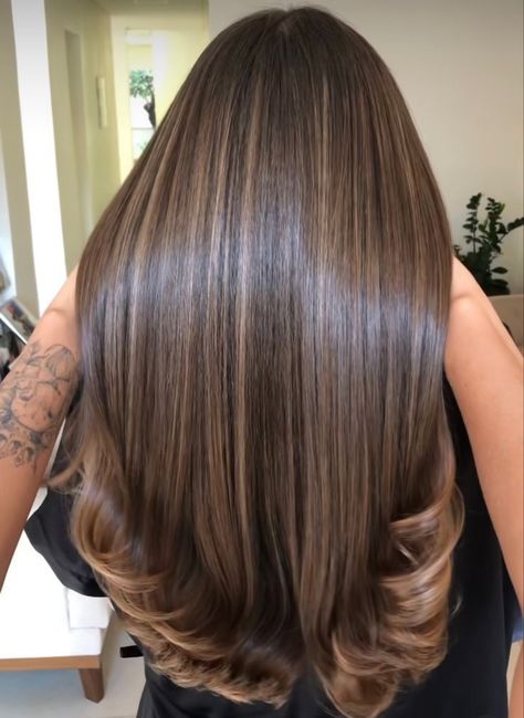 Light Brown Hair Styles, Light Brown Hair Shades, Hair Lightening Spray, Hair Color Ideas Trending, Brown Hair Styles, Old Money Brunette, Light Brunette Hair, Brown Hair Inspiration, Rambut Brunette