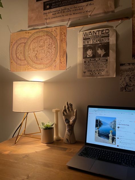 poster wall | harry potter | room decor | jewelry organizer Harry Potter Desk Decor, Harry Potter Bedroom Aesthetic, Harry Potter Desk, Harry Potter Lamp, Pintrest Ideas, Aesthetic Desk Decor, Ideas Room Decor, Harry Potter Bedroom, Potter Aesthetic