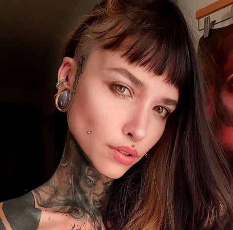 Goth Stretched Ears, Crystal Gauges, Tattoo Boy, Alternative Hairstyles, Tattoo On Thigh, Pin Up Tattoo, Ear Jewellery, Stretched Ear, Lobe Piercings